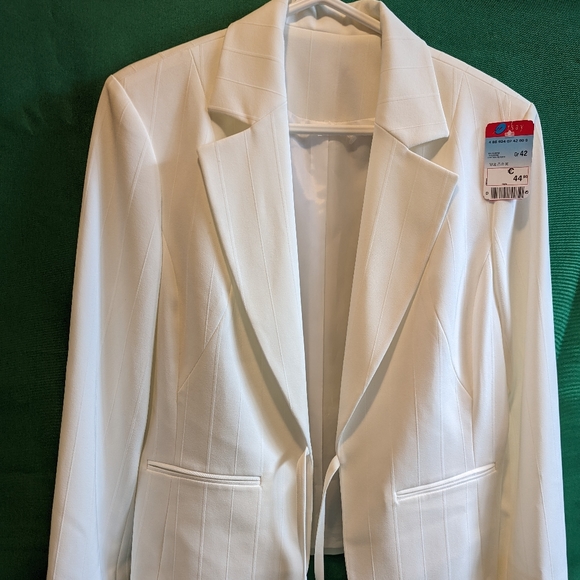 COPY - White Buttonless Blazer - Picture 6 of 6